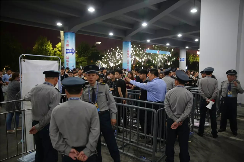 圖為保安隊(duì)員們快速反應(yīng)，處置突發(fā)事件。.png